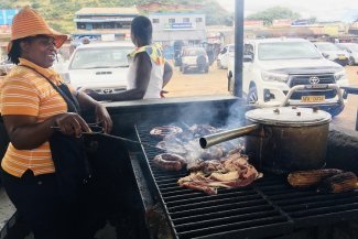 Las chefs de Harare ponen fin al dominio tradicionalmente masculino sobre la barbacoa