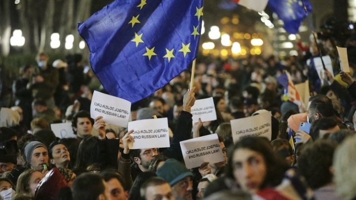 Pourquoi la société civile géorgienne veut rester mobilisée malgré le retrait de la loi sur les « agents étrangers »
