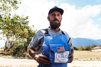 In the field with Kosovo's "bomb hunters"