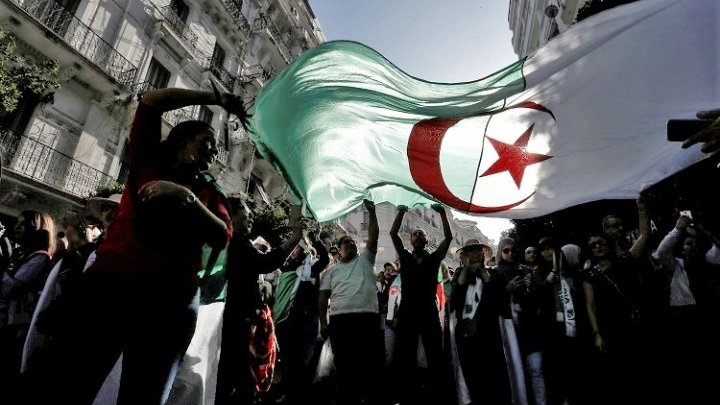En Algérie, les enjeux sociaux et économiques pèsent aussi sur l'avenir du pays