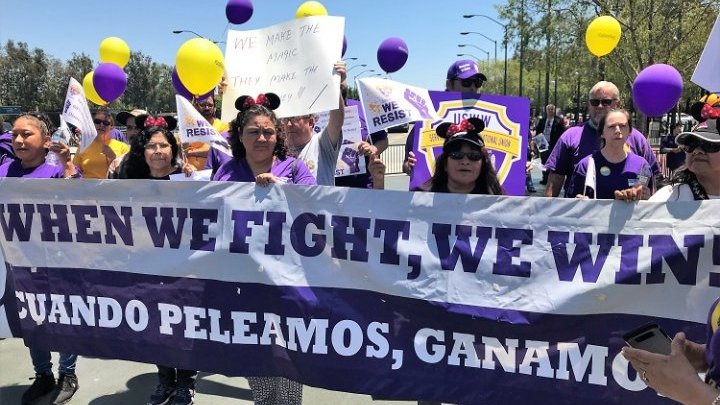 Derrière le monde féérique de Disneyland, des salariés californiens plus que désenchantés 