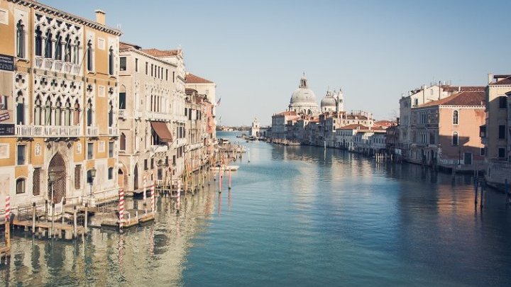 Vidée de ses touristes, Venise regorge d'idées. Mais l'économie solidaire suffira-t-elle à maintenir la ville à flot ? 
