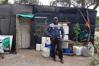 Migrantes africanos malviven en 'El Cementerio' para trabajar en los campos e invernaderos de Andalucía