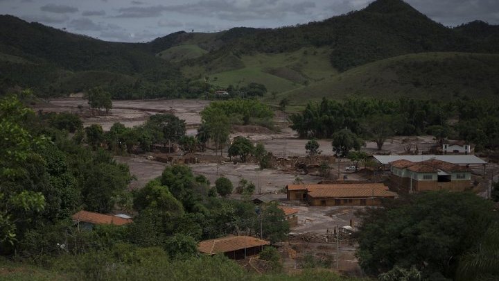 Las comunidades mineras siguen sufriendo meses después de la ruptura de una presa en Brasil