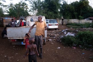 À Mayotte, l'État français lutte contre l'habitat insalubre (et expulse les sans-papiers) à grands coups de bulldozers