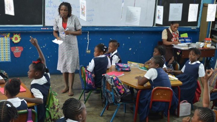 Reino Unido deja el sistema educativo jamaicano tiritando